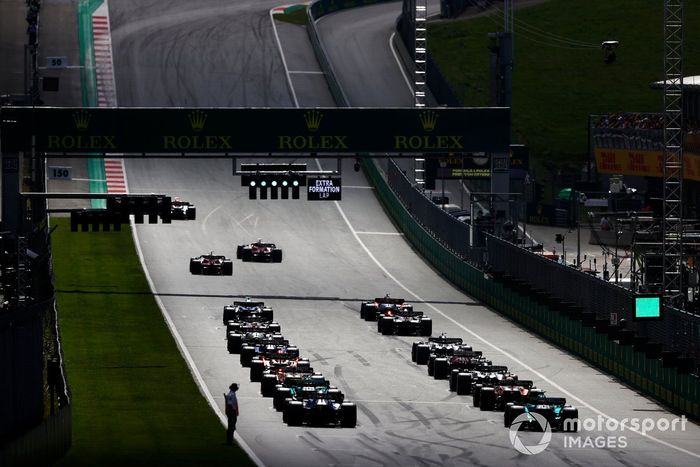 Los pilotos se alejan para la vuelta de formación