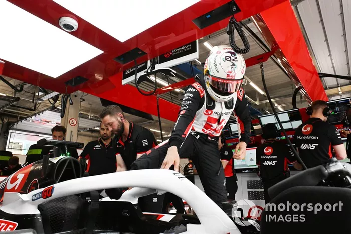 Kevin Magnussen, Haas F1 Team, entra en su cabina