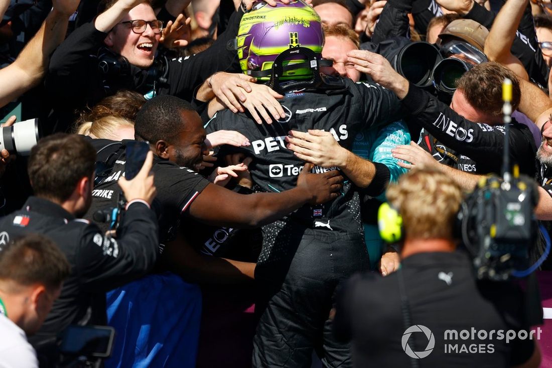 Lewis Hamilton, Mercedes-AMG F1 Team, 1ª posición, celebra con su equipo su llegada a Parc Ferme
