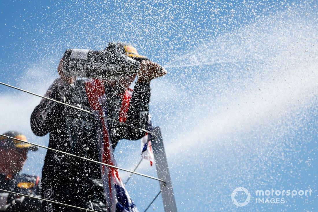 Lewis Hamilton, Mercedes-AMG F1 Team, 1ª posición, rocía champán desde el podio