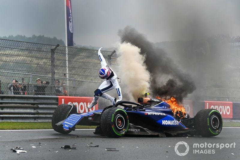 Logan Sargeant, Williams FW46, salta de su coche tras un accidente en la FP3