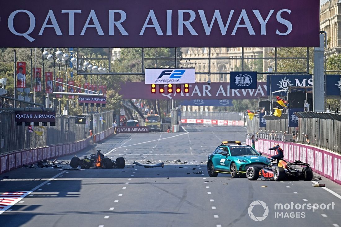 El coche de Kush Maini, Invicta Racing en llamas tras un choque con Oliver Goethe, MP Motorsport y Pepe Martim Campos Racing.