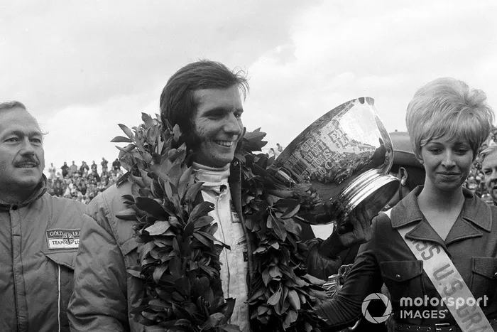 Emerson Fittipaldi recebe troféu de sua primeira vitória na F1