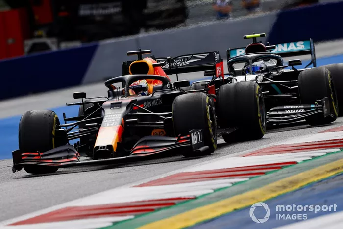 Max Verstappen, Red Bull Racing RB16, precede Valtteri Bottas, Mercedes F1 W11 EQ Performance