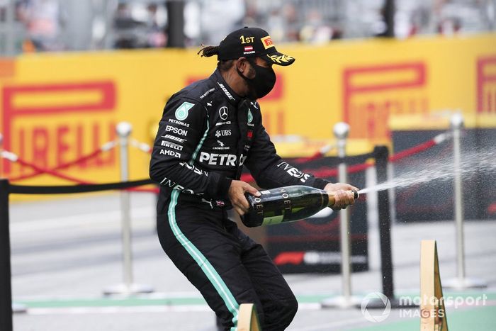 Podio: ganador de la carrera Lewis Hamilton, Mercedes-AMG Petronas F1