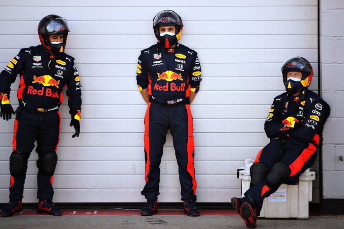 Miembros de Red Bull en el pitlane