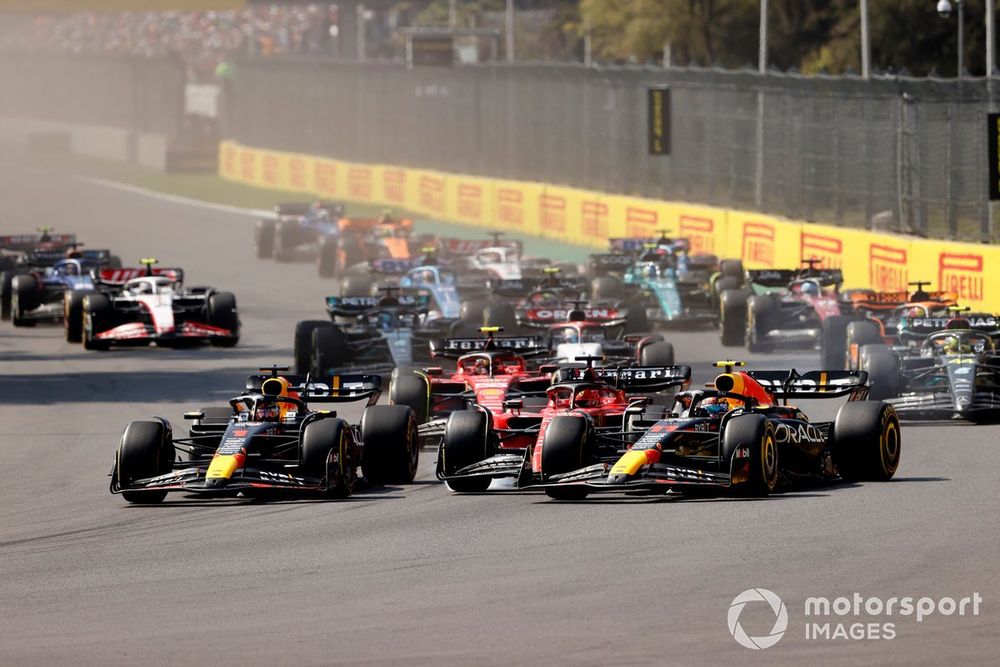 Max Verstappen, Red Bull Racing RB19 lucha con Charles Leclerc, Ferrari SF-23, Sergio Pérez, Red Bull Racing RB19, al inicio de la carrera.