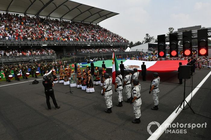 El himno nacional se interpreta durante las celebraciones de la parrilla previa a la carrera