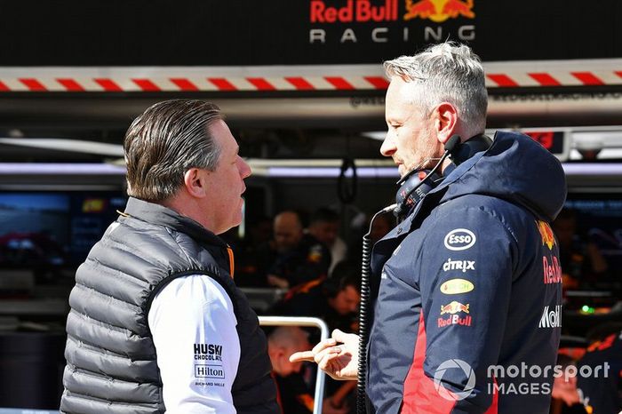 Zak Brown, Director Ejecutivo de McLaren, habla con Jonathan Wheatley, Director de Equipo de Red Bull Racing. 