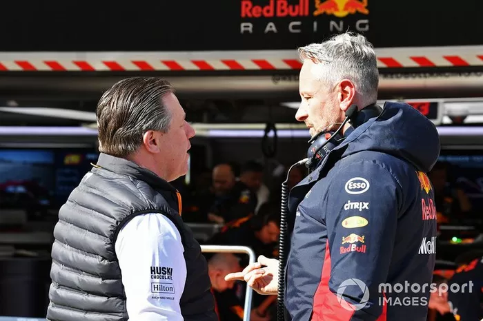 Zak Brown, Director Ejecutivo de McLaren, habla con Jonathan Wheatley, Director de Equipo de Red Bull Racing.