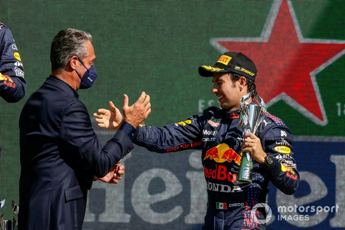 Podio: Max Verstappen, Red Bull Racing, Carlos Slim Domit entrega al tercer lugar Sergio Pérez, Red Bull Racing su trofeo 