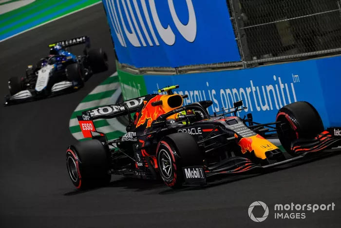 Sergio Pérez, Red Bull Racing RB16B, Nicholas Latifi, Williams FW43B