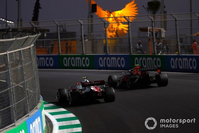 Sergio Pérez, Red Bull Racing RB16B, pasa a Antonio Giovinazzi, Alfa Romeo Racing C41