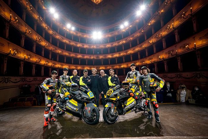 Luca Marini, Marco Bezzecchi, Celestino Vietti, Niccolo Antonelli, VR46 Racing Team con Valentino Rossi, propietario de VR46 Racing Team y miembros del equipo


