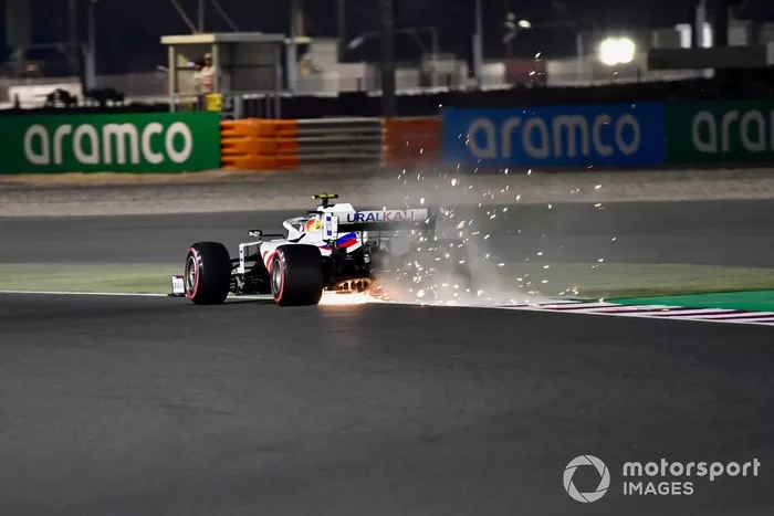 Las chispas salen del coche de Mick Schumacher, Haas VF-21