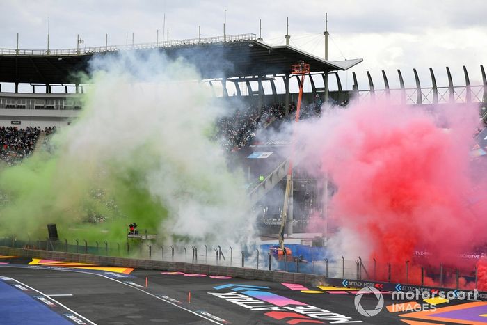 Las bengalas de humo con los colores de la bandera mexicana
