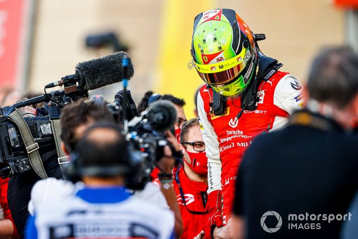 El campeón de F2 Mick Schumacher, Prema Racing celebra en Parc Ferme 