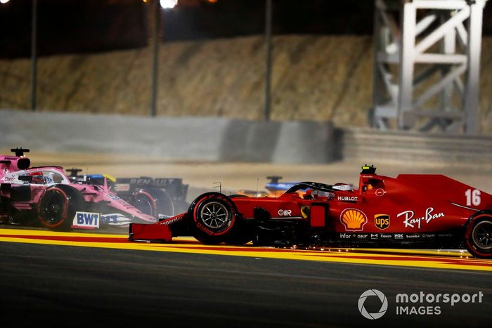 Charles Leclerc, Ferrari SF1000 con la suspensión delantera rota después de un accidente en la primera vuelta con Sergio Pérez, Racing Point RP20 