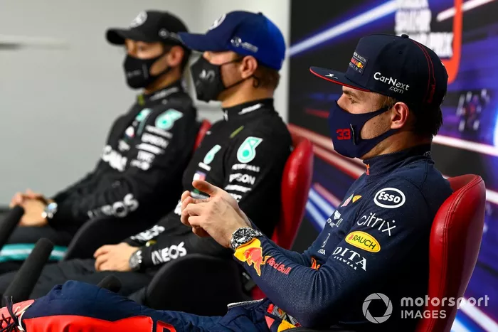 Max Verstappen, Red Bull Racing, Valtteri Bottas, Mercedes-AMG F1, George Russell, Mercedes-AMG F1, en la conferencia de prensa