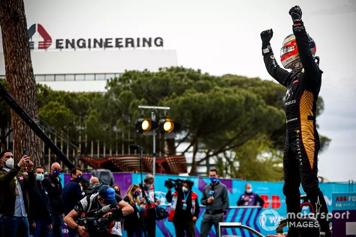 El ganador de la carrera Jean-Eric Vergne, DS Techeetah, en parc ferme