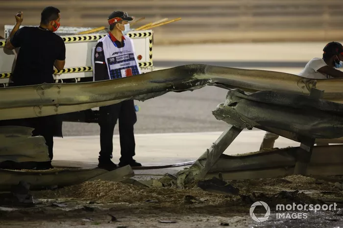 Los oficiales retiran los restos después del choque de Romain Grosjean, Haas VF-20, en la primera vuelta