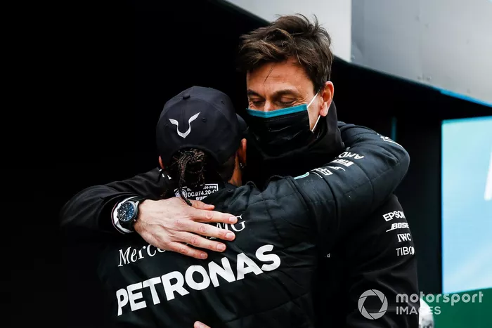 Toto Wolff, Director de Mercedes AMG  felicita a Lewis Hamilton, Mercedes-AMG F1 en Parc Ferme después de conseguir su 7º título de campeón del mundo de pilotos