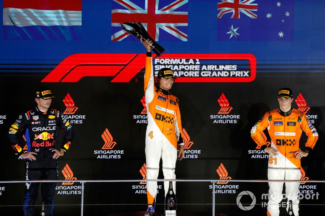Max Verstappen, Red Bull Racing, 2ª posición, Lando Norris, McLaren F1 Team, 1ª posición, y Oscar Piastri, McLaren F1 Team, 3ª posición, en el podio.