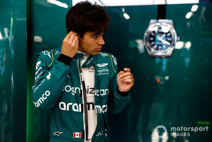 Lance Stroll, del equipo Aston Martin F1, se pone los tapones en el garaje del equipo.