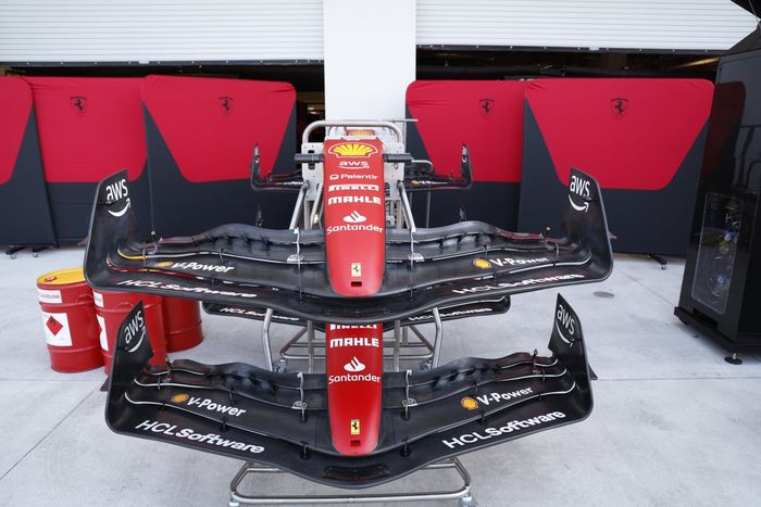 Alerones delanteros de la Scuderia Ferrari fuera del garaje