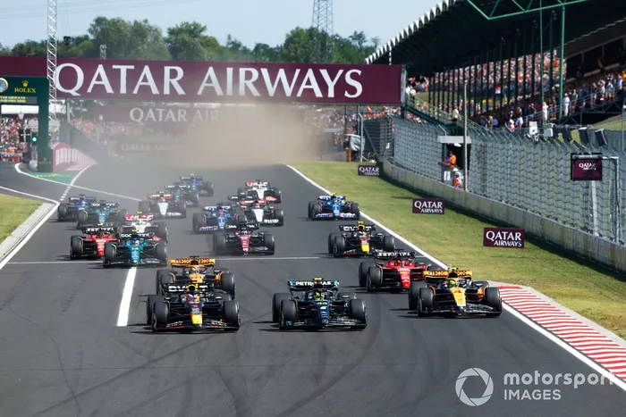 Max Verstappen, Red Bull Racing RB19, Lewis Hamilton, Mercedes F1 W14, Lando Norris, McLaren MCL60, Oscar Piastri, McLaren MCL60, Charles Leclerc, Ferrari SF-23, el resto de la parrilla en la salida.