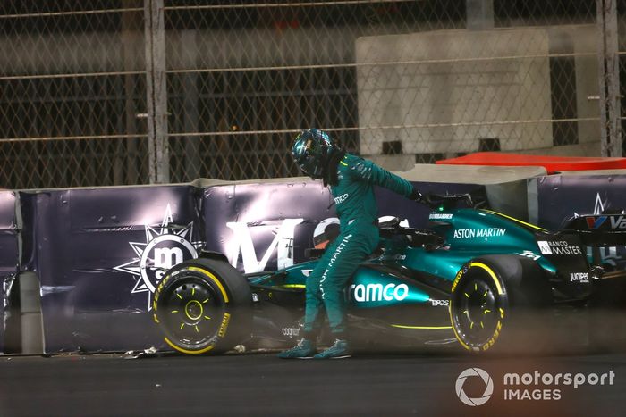 Lance Stroll, Aston Martin AMR24, revisa su coche tras caerse en la carrera