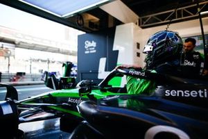 Zhou Guanyu, Stake F1 Team Kick Sauber, se prepara para los Libres 3