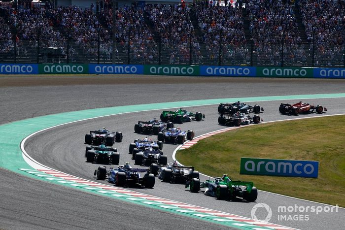 Charles Leclerc, Ferrari SF-24, George Russell, Mercedes F1 W15, Nico Hulkenberg, Haas VF-24, Valtteri Bottas, Kick Sauber C44, el resto de la parrilla en la primera vuelta.