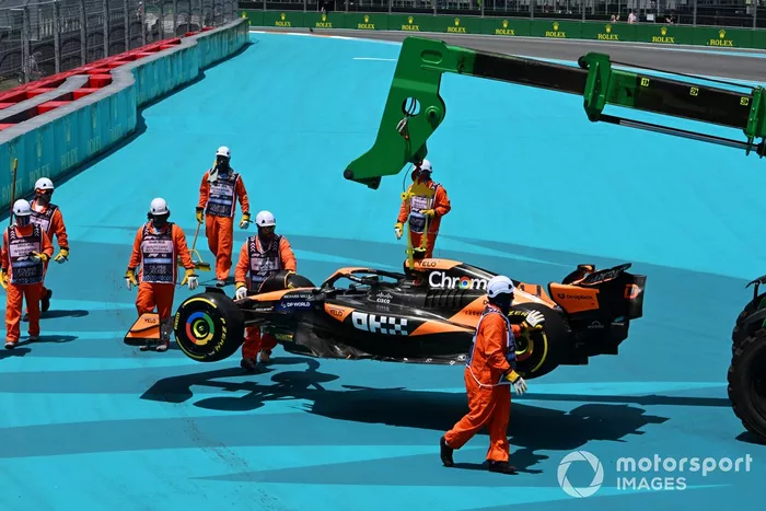 Los comisarios retiran el coche de Lando Norris, McLaren MCL38, después de que hiciera un trompo en la primera vuelta