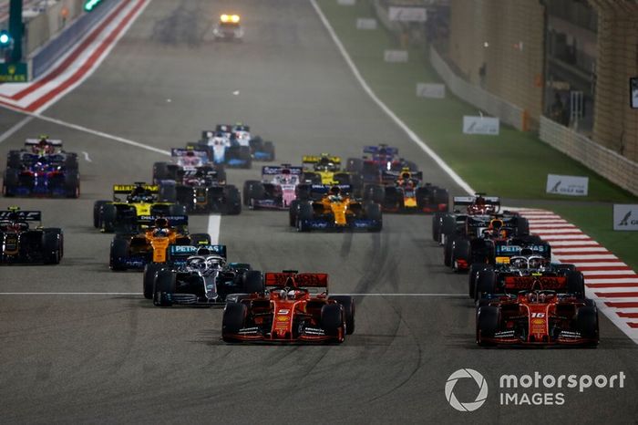 Sebastian Vettel, Ferrari SF90, Charles Leclerc, Ferrari SF90, Lewis Hamilton, Mercedes AMG F1 W10, Valtteri Bottas, Mercedes AMG W10, Max Verstappen, Red Bull Racing RB15, Kevin Magnussen, Haas F1 Team VF-19, y el resto en la salida. 