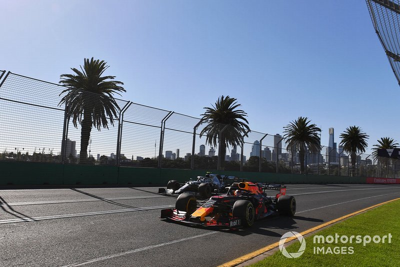 Max Verstappen, Red Bull Racing RB15, precede Valtteri Bottas, Mercedes AMG W10