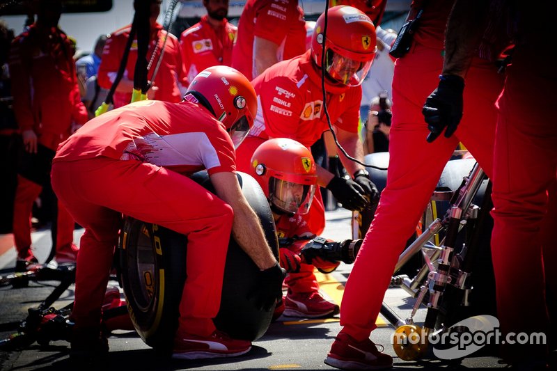 Los miembros del equipo Ferrari practican pitstop