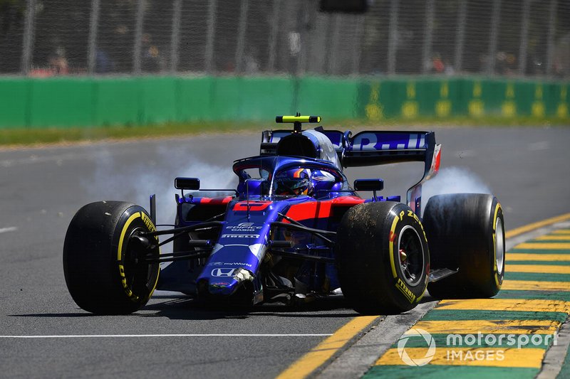 Alexander Albon, Toro Rosso STR14, suffers a spin and damages his front wing