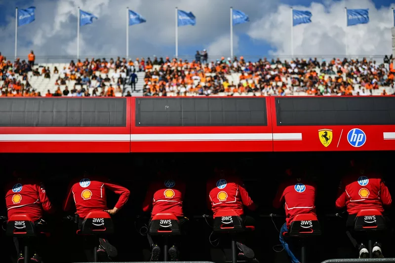 L'équipe Ferrari sur le muret des stands