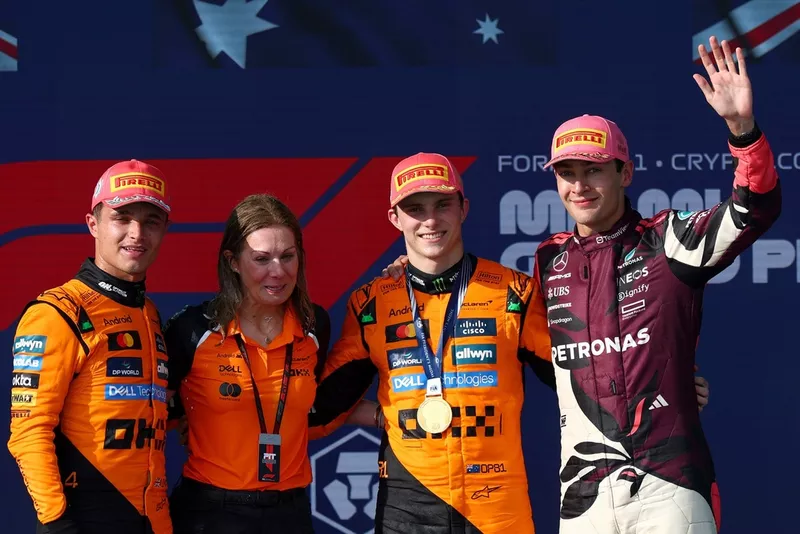Lando Norris, McLaren, Oscar Piastri, McLaren, George Russell, Mercedes, Louise McEwen, Chief Marketing Officer chez McLaren
