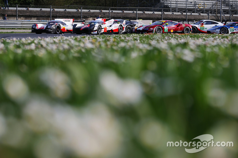 #1 Porsche Team Porsche 919 Hybrid: Neel Jani, Andre Lotterer, Nick Tandy, #7 Toyota Gazoo Racing To