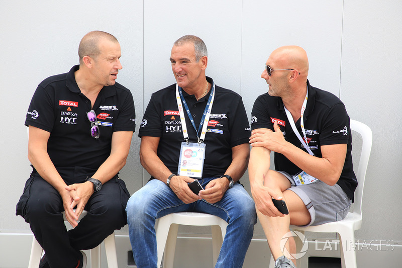 Fabien Barthez (paling kanan), Olivier Panis (paling kiri), Panis-Barthez Competition
