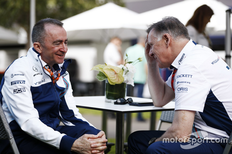 Падді Лоу, Williams Formula 1, розмовляє з Майком О'Дрісоллом, генеральний директор Williams Group, у паддоку