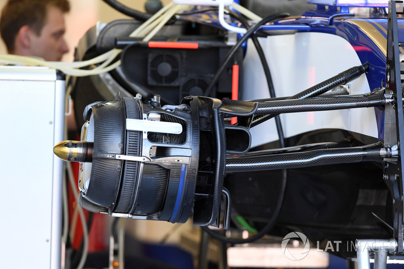 Sauber C36, detalle del freno delantero y del cubo del neumático