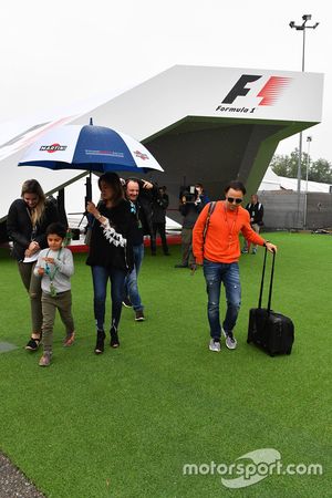Felipe Massa, Williams, con su esposa Rafaela Bassi y su hijo Felipinho Massa
