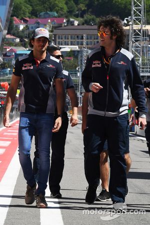 Carlos Sainz Jr., Scuderia Toro Rosso camina por el circuito