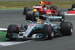 Lewis Hamilton, Mercedes AMG F1 W08, Kimi Raikkonen, Ferrari SF70H