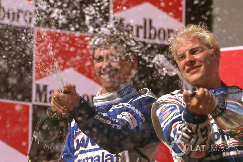 Podio: ganador de la carrera Jacques Villeneuve, Williams Renault, segundo lugar Damon Hill, Arrows