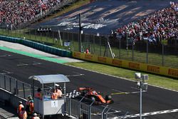 Fernando Alonso, McLaren MCL32 toma la bandera a cuadros para el 6 º lugar