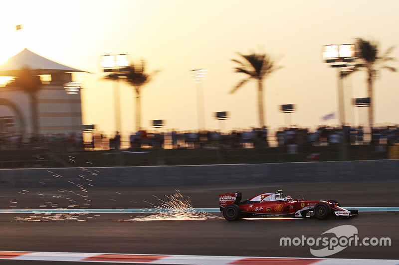 Kimi Raikkonen, Ferrari SF16-H  sacando chispas